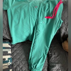 Women’s figs surgical green scrubs with jogger bottoms